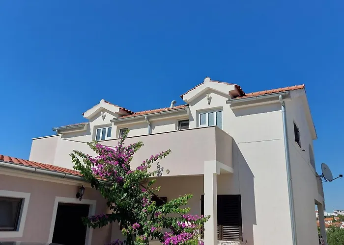 Lavanda - Free Parking And Grill